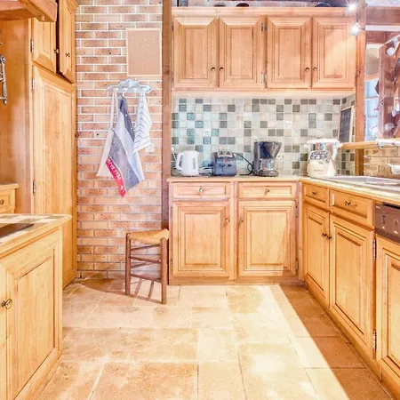 Hébergement de vacances Charmante Maison Avec Piscine Archignac