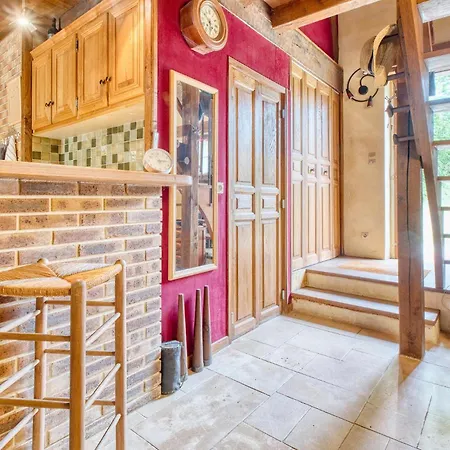 Hébergement de vacances Charmante Maison Avec Piscine