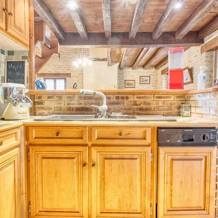 Hébergement de vacances Charmante Maison Avec Piscine